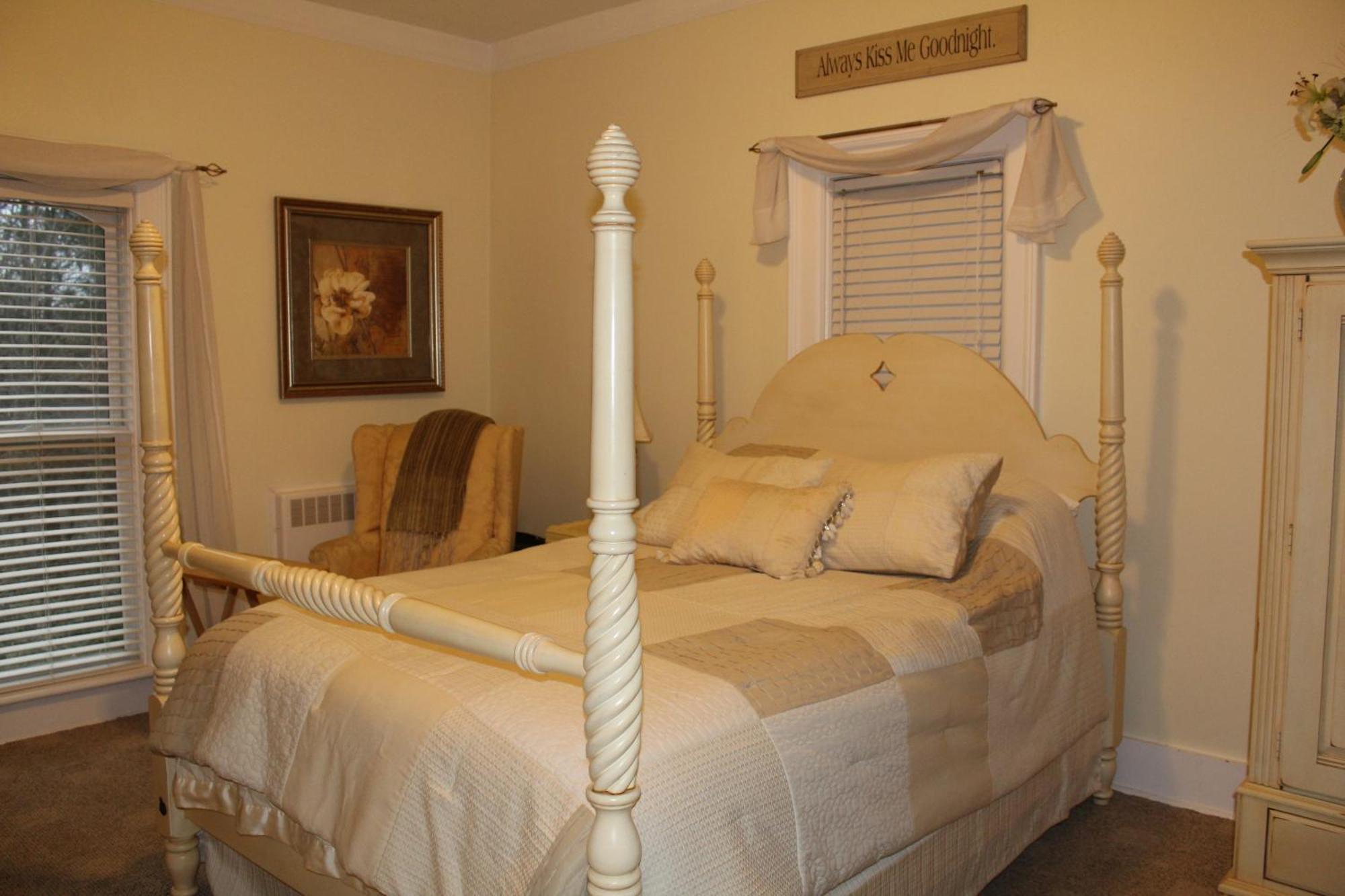Monroe Manor Inn South Haven Room photo